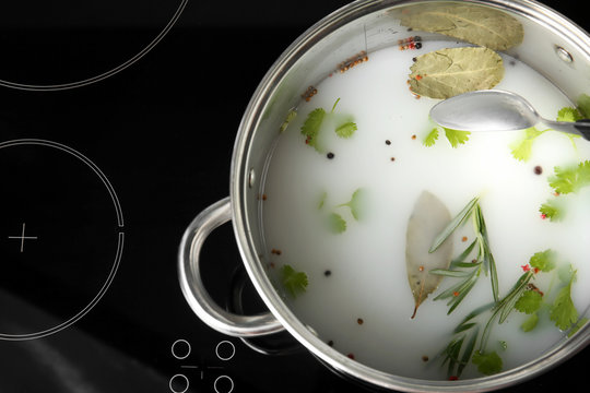 Cooking pot with flavored brine for turkey on stove