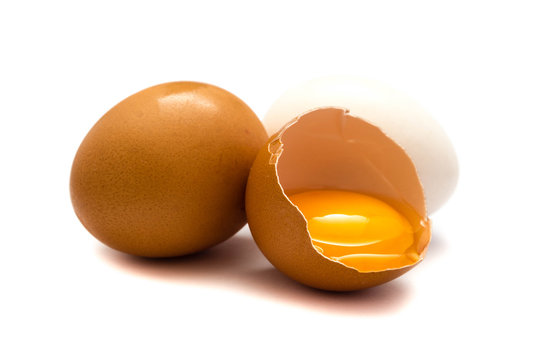 Braunes Ei Hühnerei Eier 
isoliert freigestellt auf weißen Hintergrund, Freisteller
