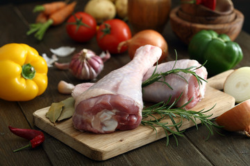 carne cruda coscia intera di pollo o tacchino sfondo tavolo di cucina rustico