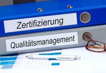 Zertifizierung und Qualitätsmanagement, zwei Ordner auf Schreibtisch im Büro - Audit,...