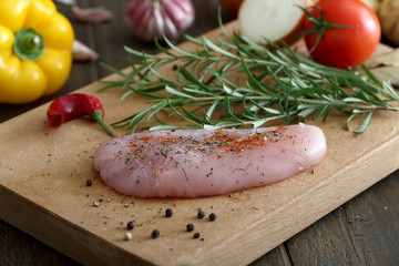 carne cruda petto di pollo sfondo tavolo di cucina rustico
