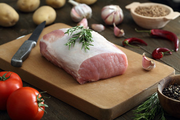 carne cruda di porco o maiale su sfondo tavolo di cucina rustico