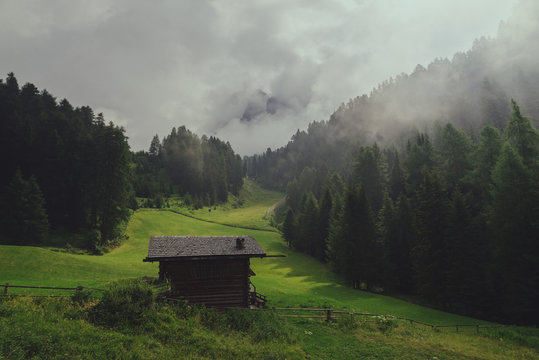 H&uuml;tte im Wolkenspiel in den Dolomiten, Italien