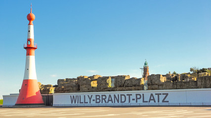 Willy-Brandt-Platz mit Leuchttürmen in Bremerhaven