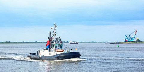 Schlepper auf der Weser