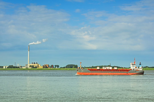 Frachtschiff auf der Weser vor Nordenham
