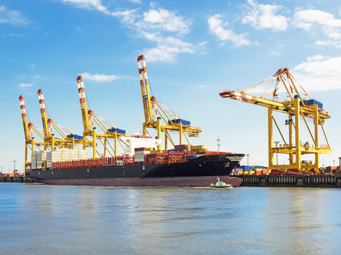 Container-Terminal des Hafens von Bremerhaven mit Containerschiff