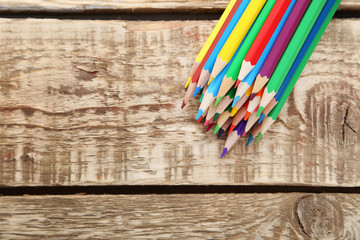 Obraz premium Drawing colourful pencils on brown wooden table