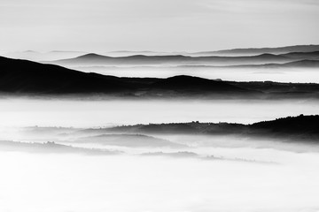 Odległe wzgórza i góry nad morzem mgły i mgły - 165607051