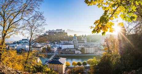 Obraz premium Panoramiczny widok na miasto Salzburg jesienią, Austria