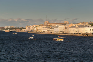 Obraz premium St. Petersburg, Russia - June 28, 2017: Panoramic view of the Neva River embankment in St. Petersburg.