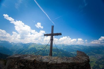 Fototapeta na wymiar Mountain massifs are found in the sun in the Austrian alps in the summer