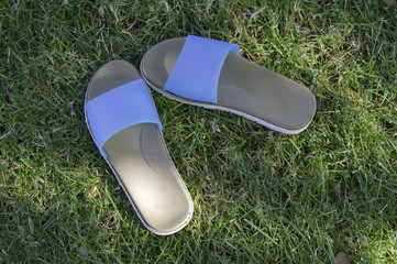 CHANCLAS SOBRE CÉSPED