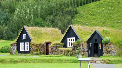 Fototapeta na wymiar Freilichtmuseum traditioneller Häuser bei Skogar Island