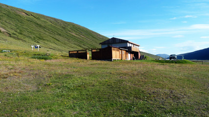 Einsames Haus in weiter Fjord-Landschaft von Island