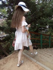 девушка спускается по лестнице