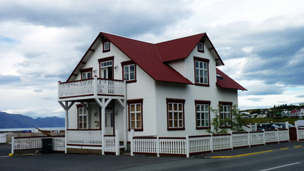 traditionelle Häuserfassaden in Husavik Island
