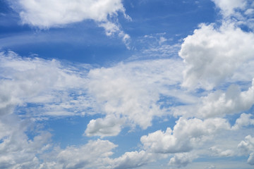 Obraz premium White clouds, blue sky, on a bright day