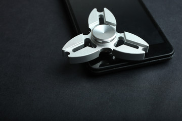 Metal spinner and smartphone