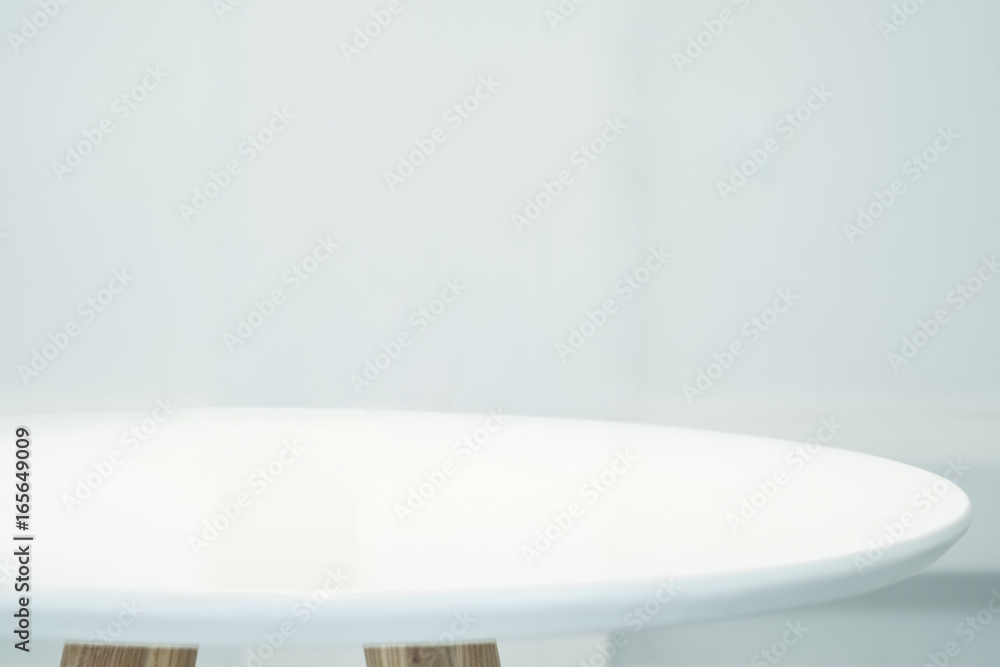 Poster close up empty white round clean table top with blur white background,food stall display mockup for 