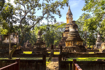 Wat Chedi Chet Thaeo temple and nature
