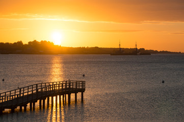 Obraz premium Beautiful sunrise in the summer by the quiet sea