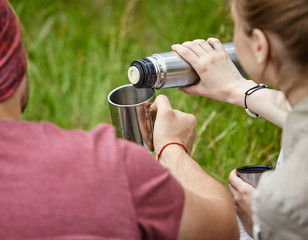 Naklejka premium two travelers with thermos