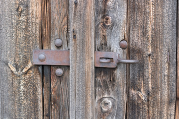 Fototapeta premium verwittertes Schloss an Holztür