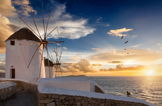 Fototapeta Die Windmühlen von Mykonos bei Sonnenuntergang, ohne Menschen, Griechenland