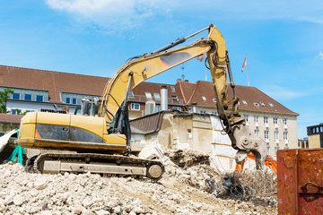 Bagger sortiert den Bauschutt