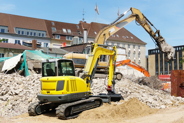 Sortierung von Bauschutt nach Abriss eines Geschäftshauses