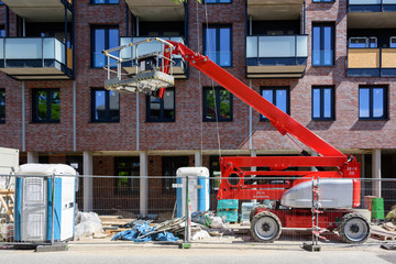 Hubarbeitsbühne auf der Baustelle