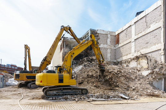 Nach Abriss eines Gesch&auml;ftshauses wird der Bauschutt sortiert