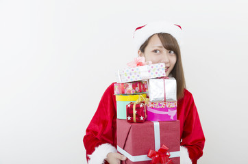 クリスマス　サンタ　沢山のプレゼントを持つ　笑顔