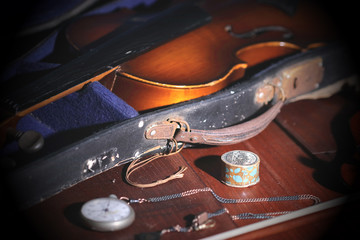ケースに入った古いヴァイオリン