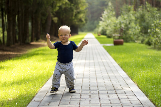 When should baby walk alone 2025