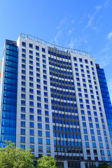 Obraz premium Blue and White Glass Building on Blue Sky