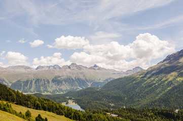 Fototapeta premium St. Moritz, Dorf, St. Moritzersee, See, Stazersee, Stazerwald, Engadin, Oberengadin, Wanderweg, Piz Muragl, Piz Languard, Alpen, Graubünden, Sommer, Schweiz