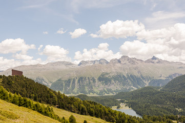 Obraz premium St. Moritz, St. Moritzersee, Stazersee, Stazerwald, Signalbahn, Wanderweg, Piz Muragl, Piz Languard, Engadin, Oberengadin, Alpen, Graubünden, Sommer, Schweiz