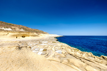 Fototapeta na wymiar Salzpfannen zur Gewinnung von Meersalz an der Nordküste von Gozo in der Nähe von Marsalforn Malta