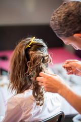 Fototapeta premium Coiffure de mariage, préparation de la mariée