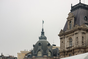 Obraz premium Flag on roof of Louvre