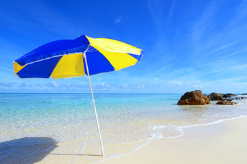 沖縄の美しい海とビーチパラソル