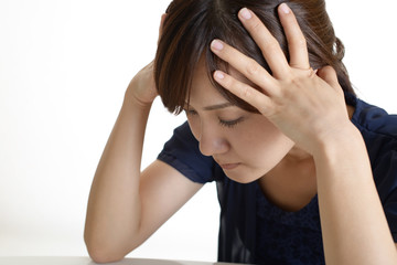頭を抱える女性