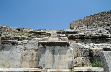 Fototapeta na wymiar L'escalier central du théâtre antique du site archéologique de Milet en Anatolie