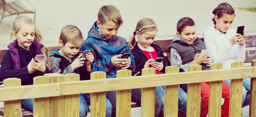 children  with mobile devices