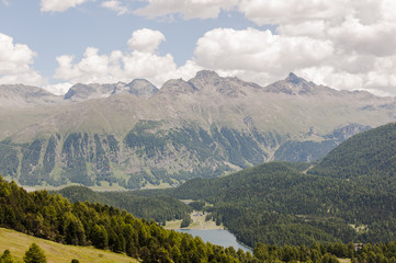 Obraz premium St. Moritz, Dorf, St. Moritzersee, See, Bergsee, Stazerwald, Stazersee, Engadin, Oberengadin, Piz Muragl, Wanderweg, Graubünden, Sommer, Schweiz