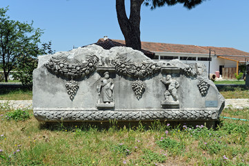 Sarcophage sur le site archéologique de Milet en Anatolie