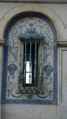 portugiesische Fliesen Azulejos mit Fenster in Lissabon Portugal