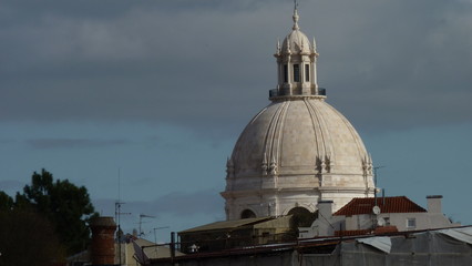 weiße Kuppel einer katholischen Kirche in Lissabon Portugal